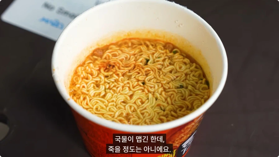 한국 매운 음식 먹어보는 외국인.jpg_64.webp