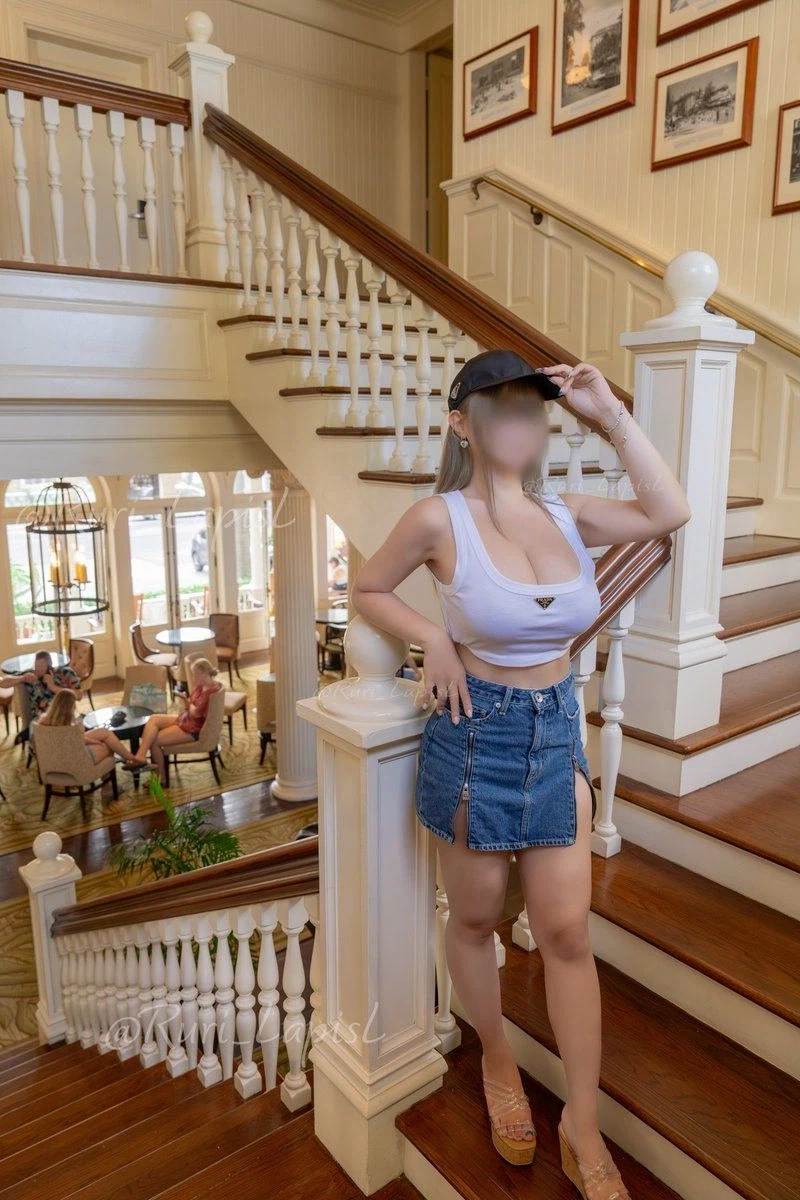 자신의 몸매를 자랑 하는 유부녀_2.webp