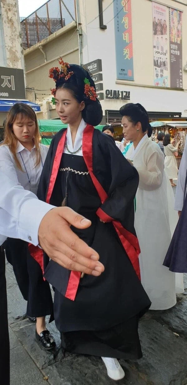 왕족을 경호하는 고무고무 능력자.JPG_1.webp