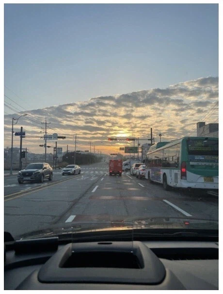 원펀맨이 진심펀치 연습하고 지나간 하늘 모습.JPG_2.webp