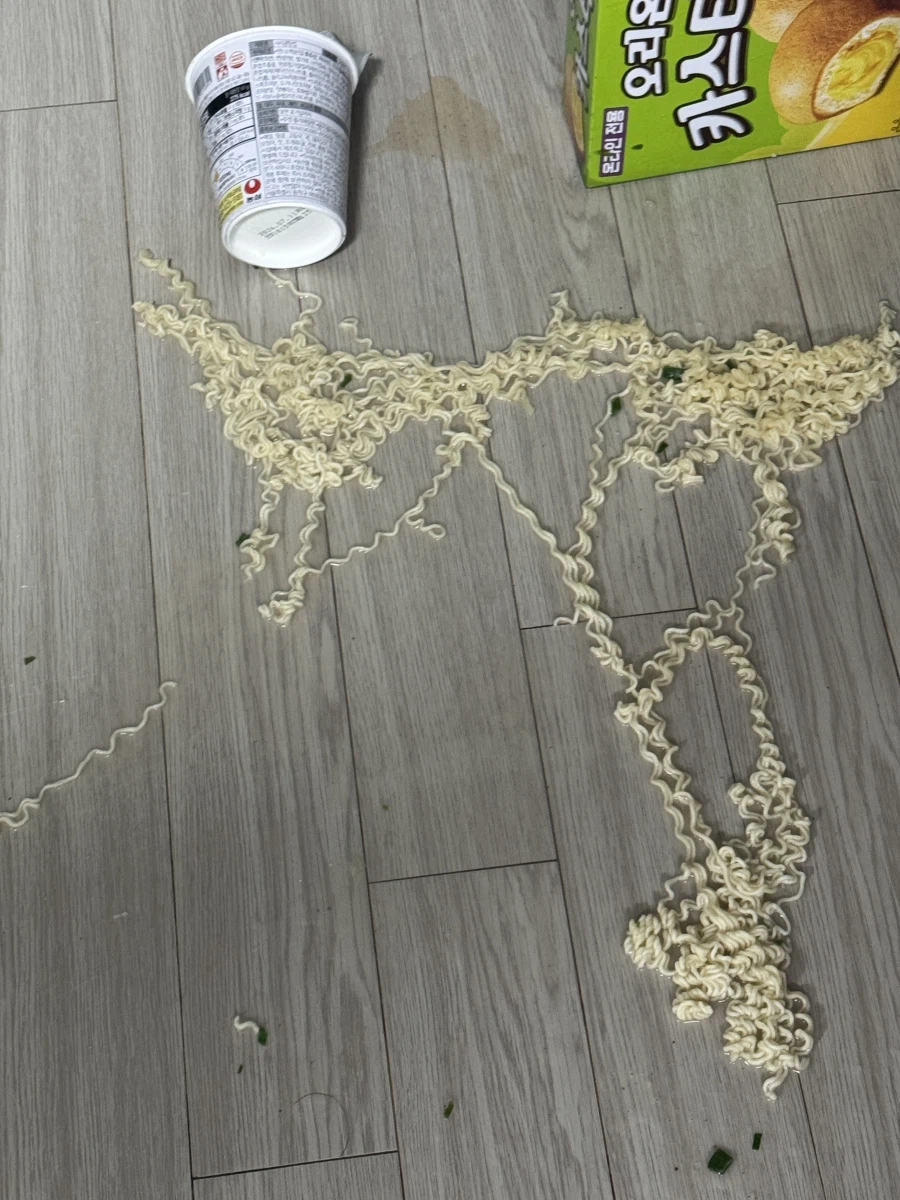 출출한데 컵라면이나 먹어볼까..._1.webp