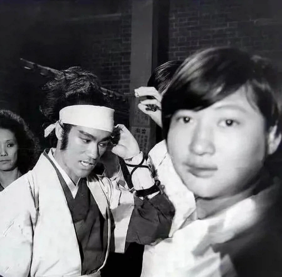 홍콩 영화촬영장에서 찍은 생전의 이소룡과 20세 홍금보 사진_1.webp