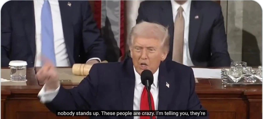 트럼프, 국정연설 중 “아무도 일어나지마! 니들은 미쳤어!”.jpg_1.webp