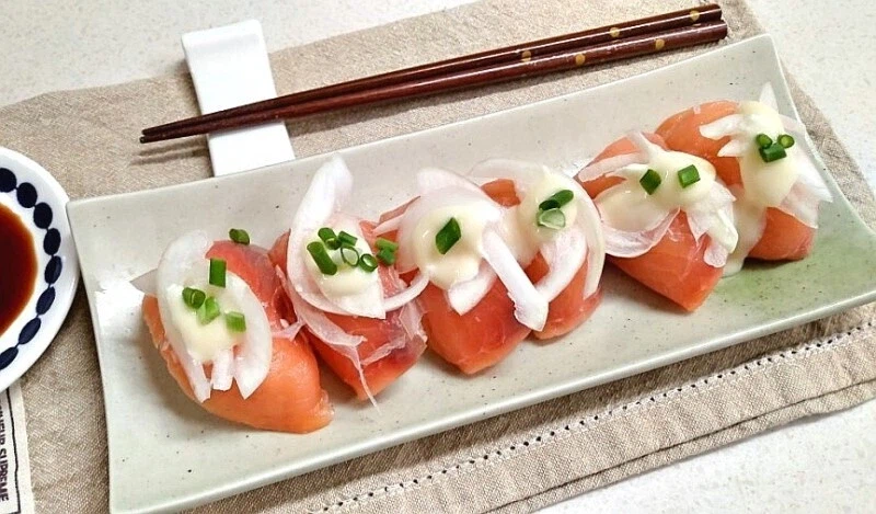 호불호 갈리는 연어초밥 스타일.JPG_1.webp