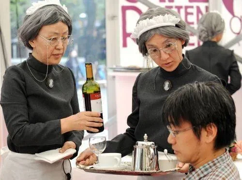 메이드카페라고 해서 왔는데 뭔가 이상하다_1.webp