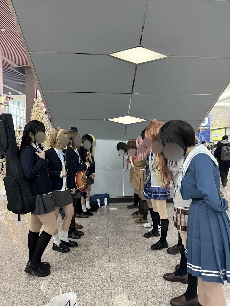 후배 밴드 기강 잡는 방과후 티타임.jpg_1.webp