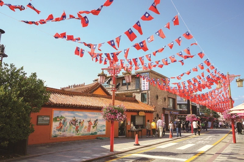 국경일마다 인천 차이나타운에서 보이는 진풍경.jpg_3.webp