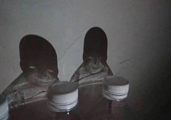 왜 그러지? 귀신이라도 본 것처럼 놀라는군_1.webp