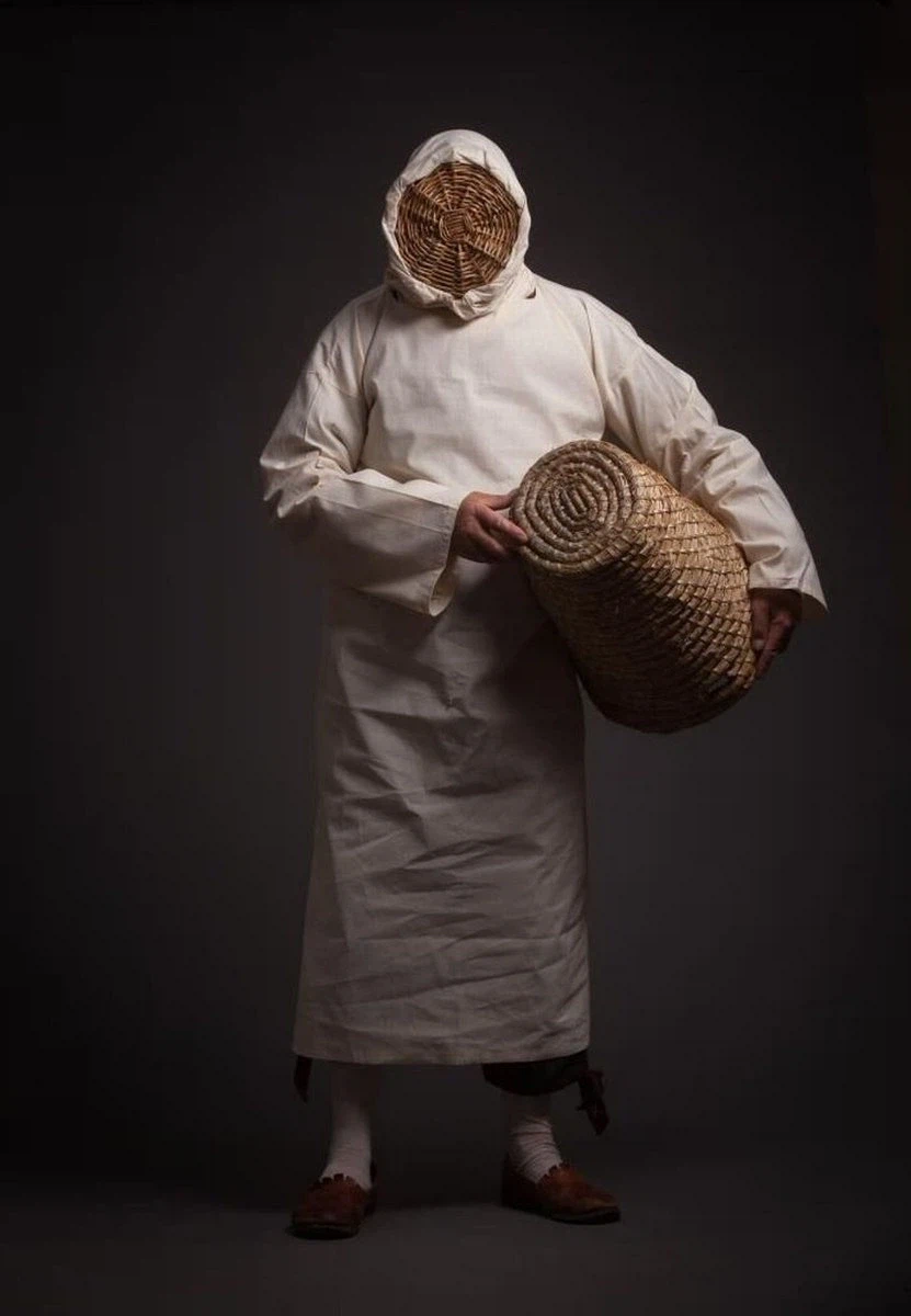 중세시대 양봉업자들의 보호복.GIF_2.webp