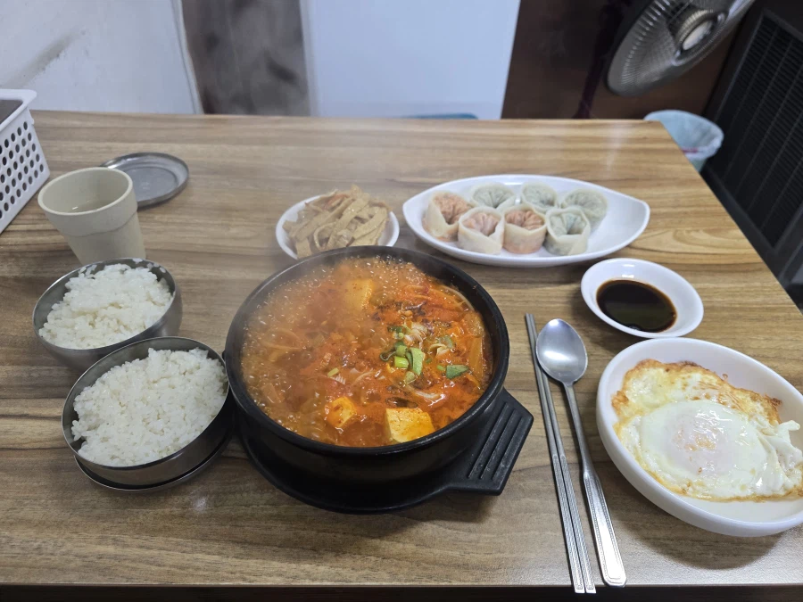 야간근무 끝나고 집근처 분식집에서 소박하게 먹음_1.webp