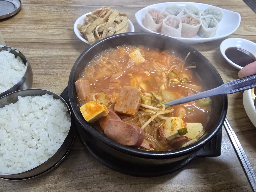 야간근무 끝나고 집근처 분식집에서 소박하게 먹음_2.webp