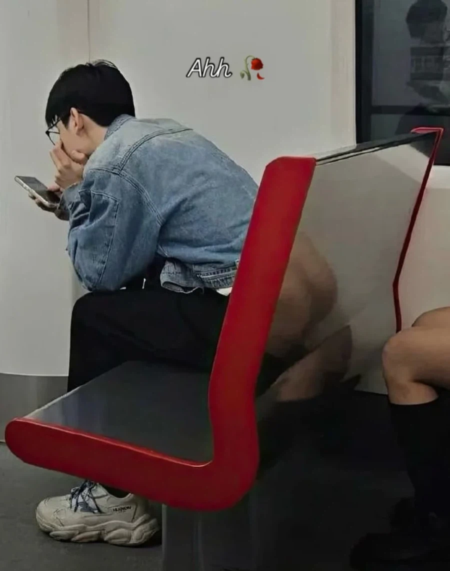 엉덩이 깐채로 앉아서 폰하는 사람_1.webp