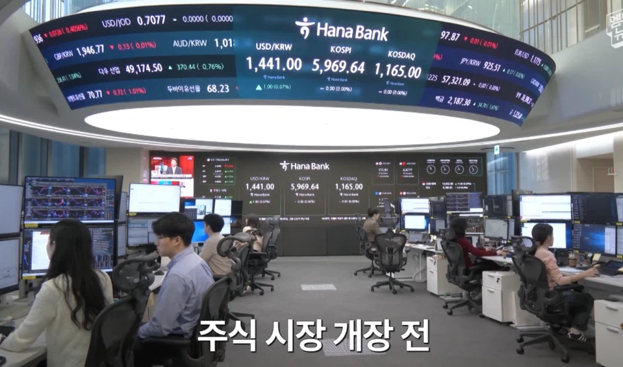 일하다가 계속 불려나가는 불쌍한 직원들_1.webp