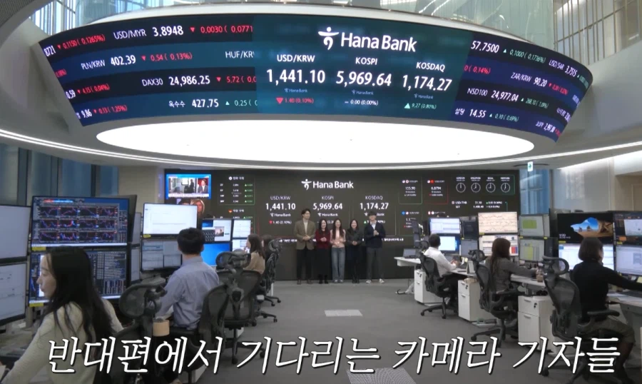 일하다가 계속 불려나가는 불쌍한 직원들_5.webp