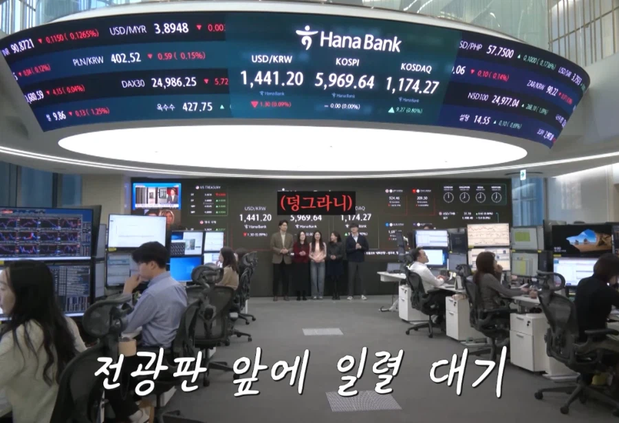 일하다가 계속 불려나가는 불쌍한 직원들_4.webp