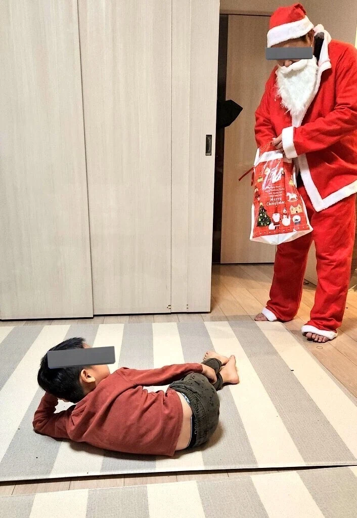 산타를 대하는 태도가 너무 건방진 아이_1.webp