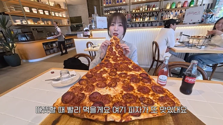 쯔양 피자 2조각 밖에 못먹네ㅋㅋ퇴물된듯_1.webp