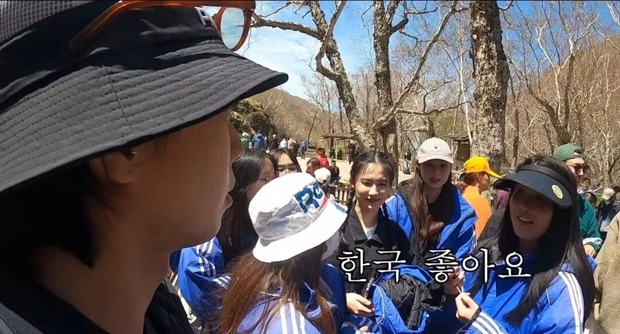 잘생긴 한국아재가 중국에서 받는 대우.jpg_8.webp