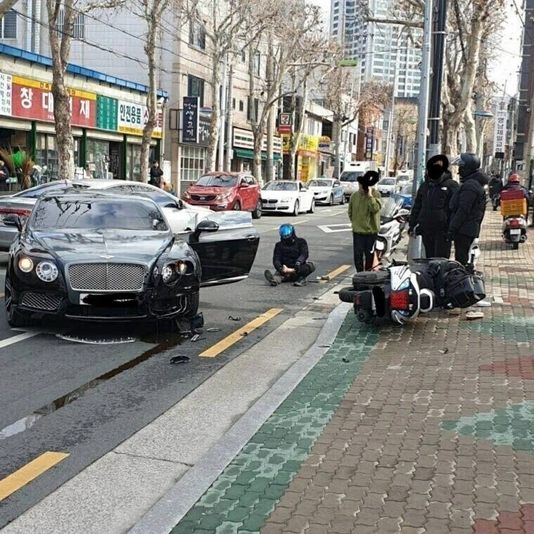 자동차랑 사고난 배달기사_1.webp