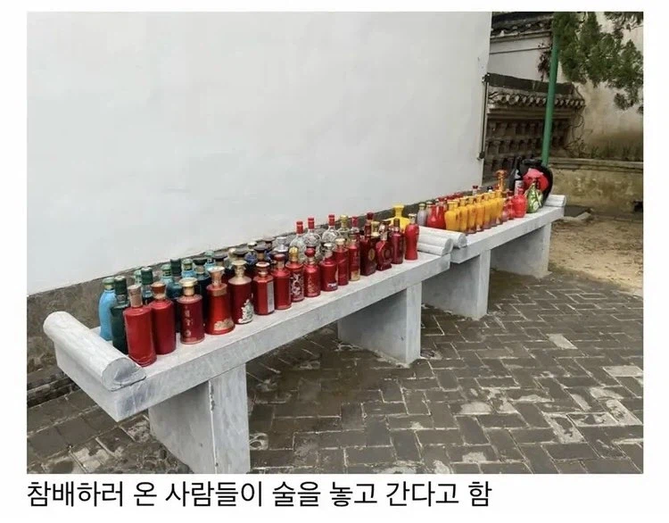 중국 유명인 무덤에 선물을 두고가는 중국인들_2.webp