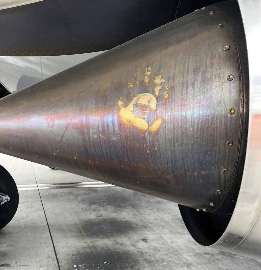 혐) 생각없는 관광객이 비행기에 남긴 낙서_1.webp