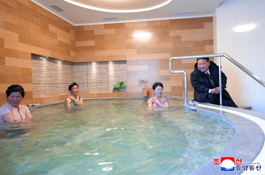 할머니들이 목욕하는걸 보며 기뻐하는 김정은_1.webp