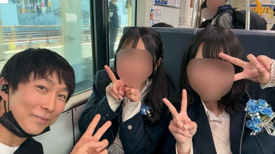 여고생들과 사진 찍은 유즈루쿤_1.webp