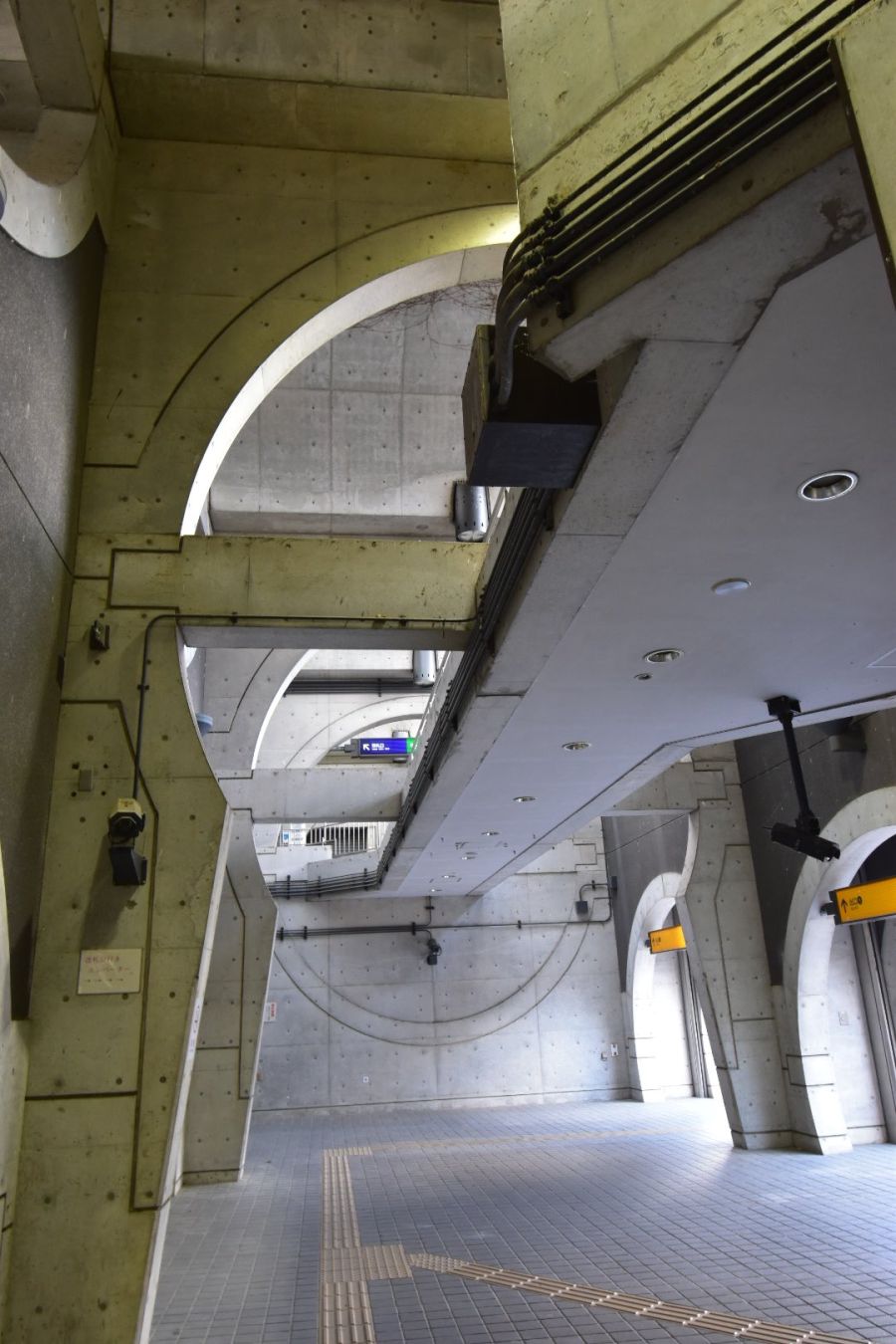 좀 독특하게 생긴 일본 전철역, 게이한 우지역_5.jpg