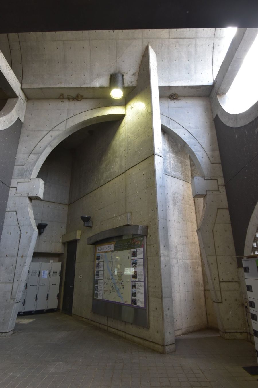 좀 독특하게 생긴 일본 전철역, 게이한 우지역_9.jpg