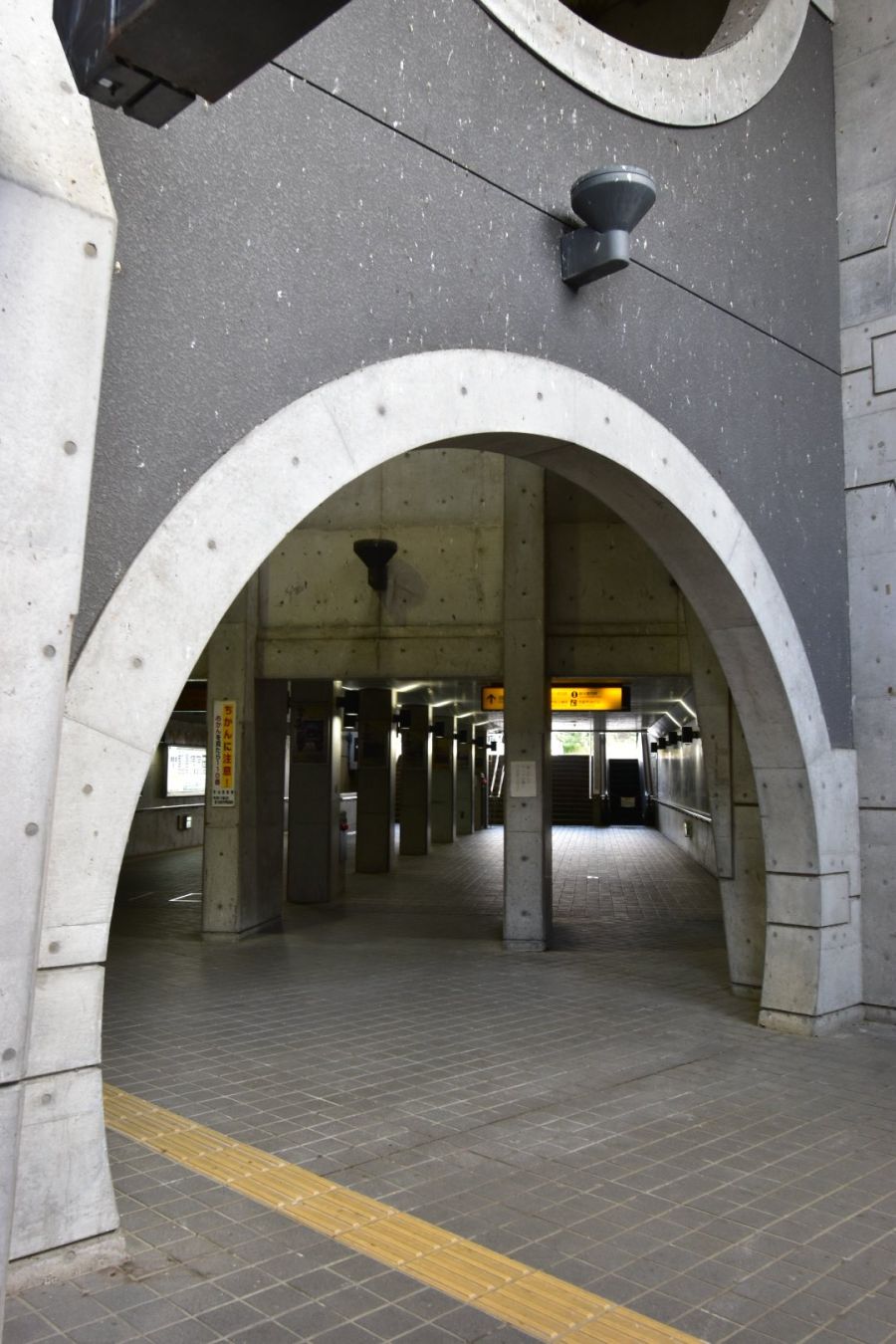 좀 독특하게 생긴 일본 전철역, 게이한 우지역_11.jpg