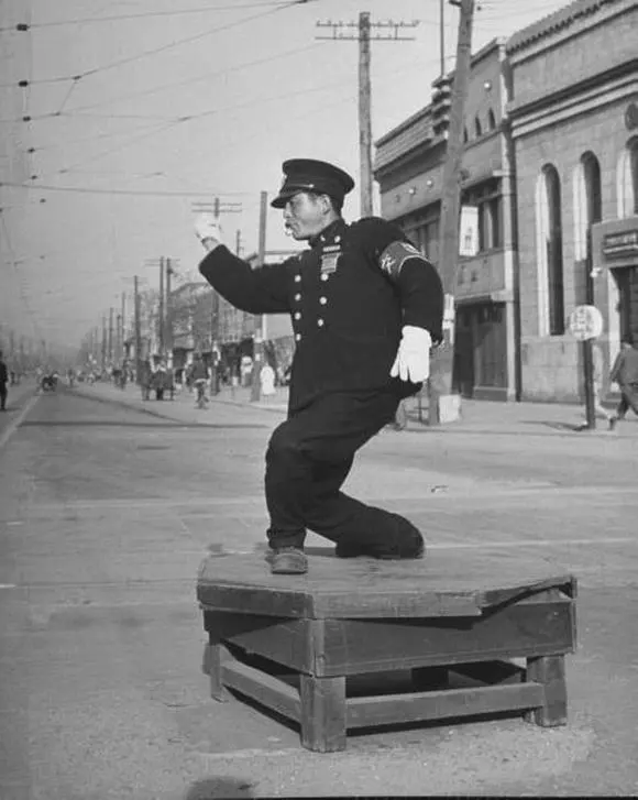 한국의 신호등이 인간이었던 시절_1.webp