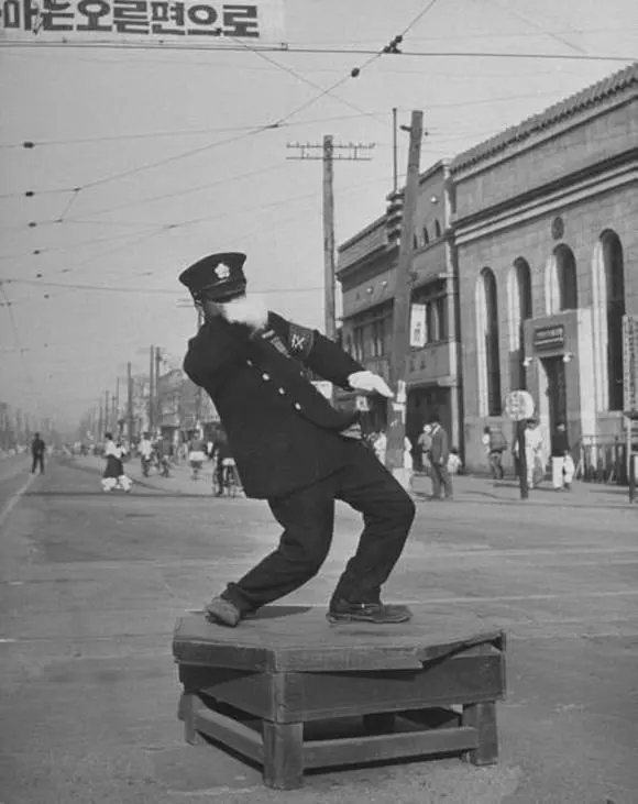 한국의 신호등이 인간이었던 시절_3.webp