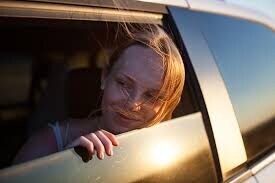 어릴 적 부모님이 차 창문 밖으로 고개 내밀지 말라고 했던 이유_1.jpg