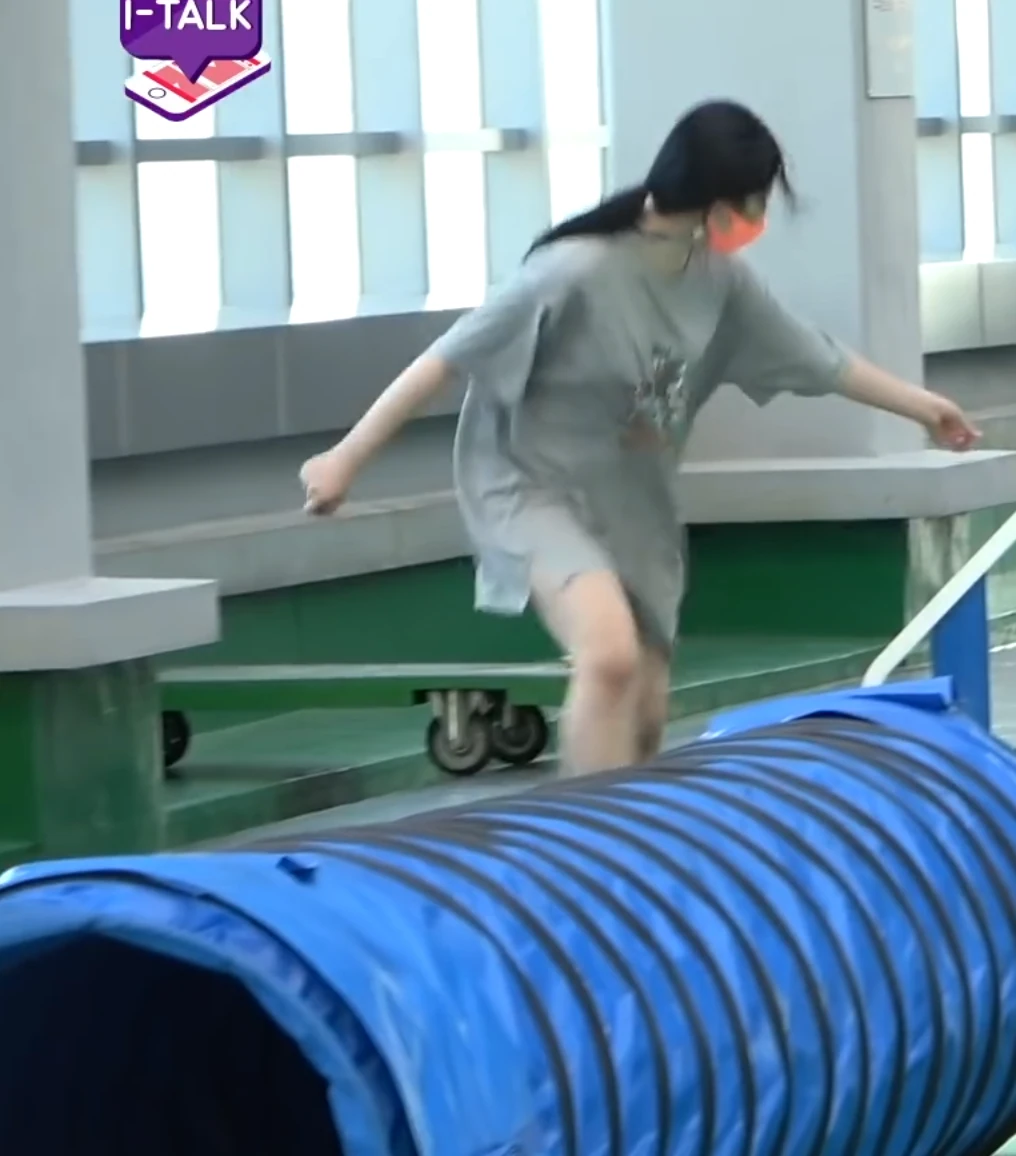 호불호 갈리는 복장 gif_1.webp