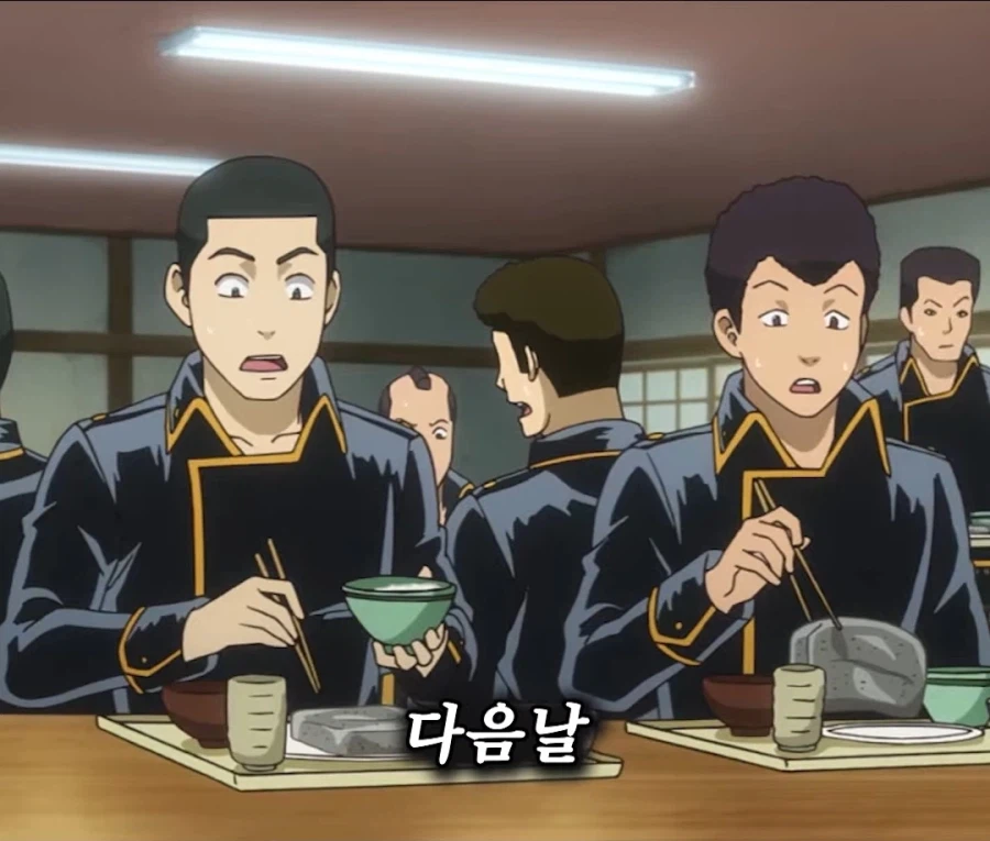 모두가 잠든 시간 대원들을 위해 요리 재료를 손질하는 지휘관.jpg_7.webp