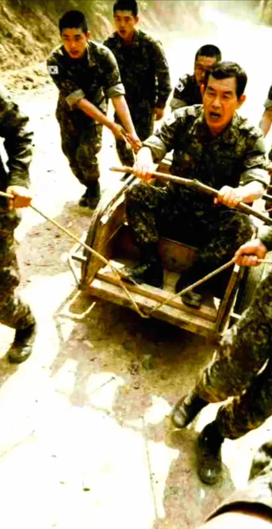 AI) 같은 부대면 심심할 일 없는 주임원사님_2.webp