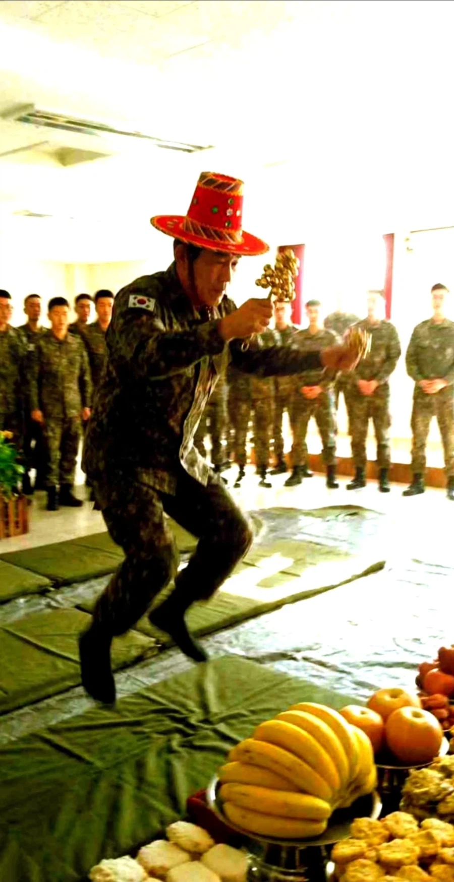 AI) 같은 부대면 심심할 일 없는 주임원사님_4.webp