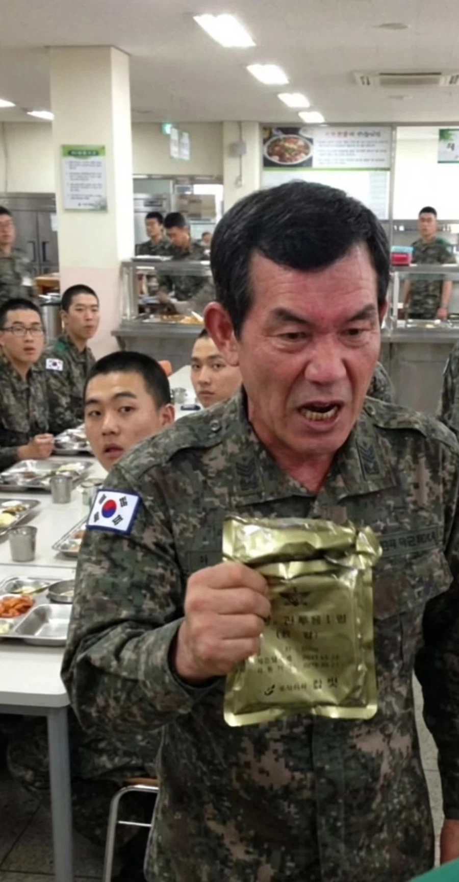 AI) 같은 부대면 심심할 일 없는 주임원사님_7.webp