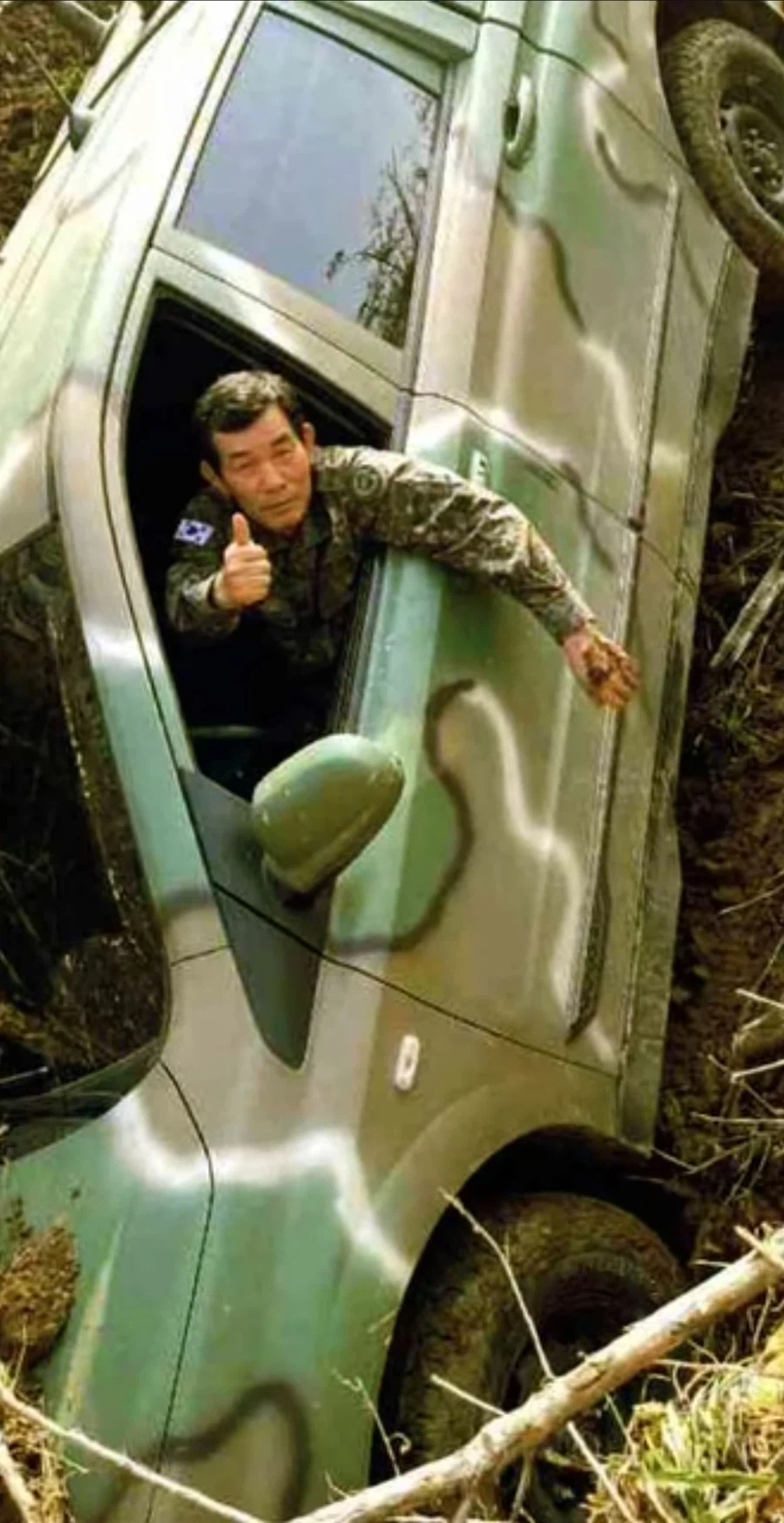 AI) 같은 부대면 심심할 일 없는 주임원사님_8.webp