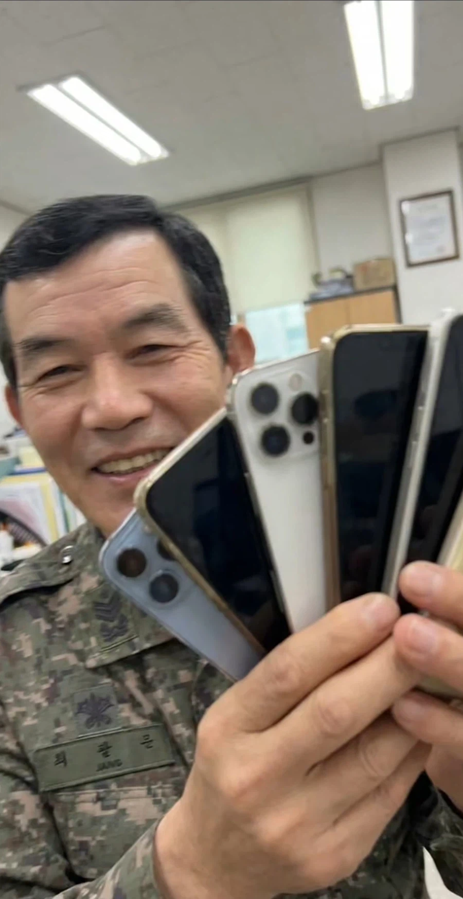 AI) 같은 부대면 심심할 일 없는 주임원사님_13.webp