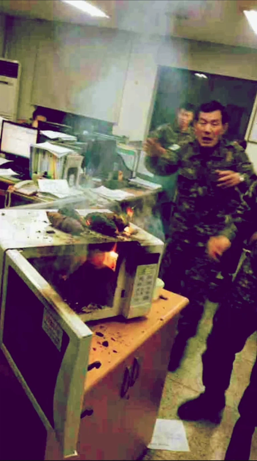 AI) 같은 부대면 심심할 일 없는 주임원사님_14.webp