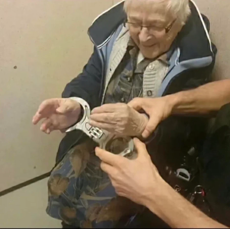 체포되어 보는게 소원이었던 할머니_1.webp