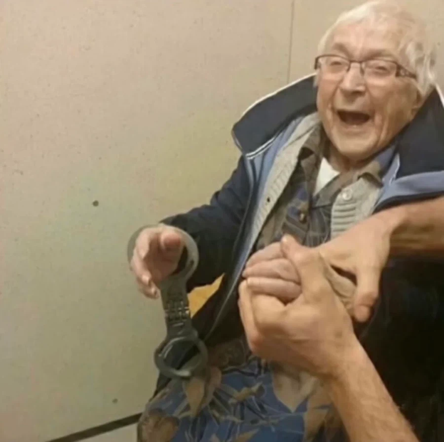 체포되어 보는게 소원이었던 할머니_3.webp