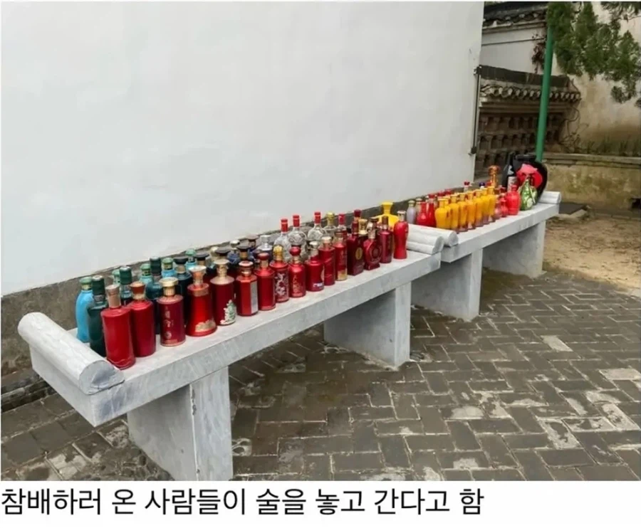 중국 유명인 무덤에 가면 두는 것들_2.webp