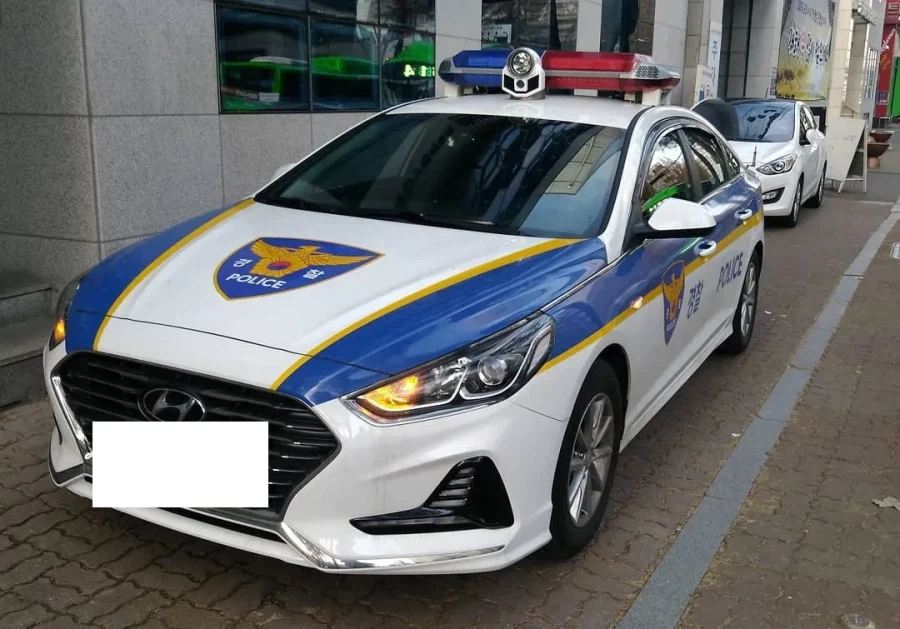 한국의 경찰차가 컨셉인 학생._12.webp