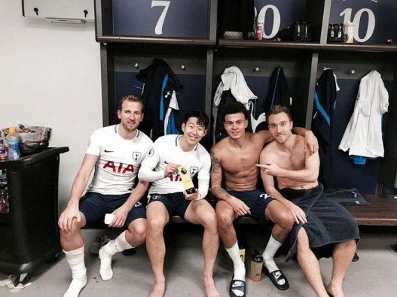 4명이 함께 있으면 최강._1.webp