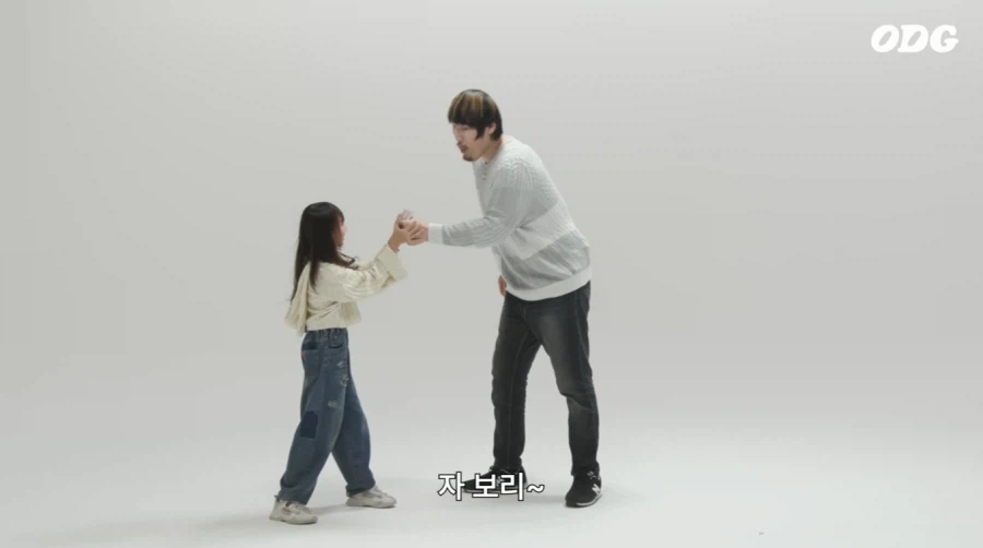 어린 아이들과 쌀,보리 게임하는 최홍만_3.webp