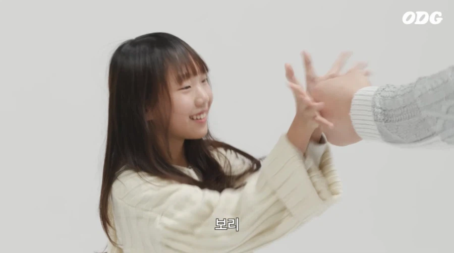 어린 아이들과 쌀,보리 게임하는 최홍만_4.webp