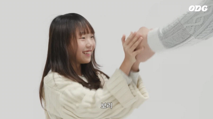 어린 아이들과 쌀,보리 게임하는 최홍만_7.webp