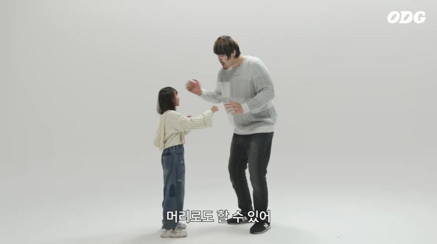 어린 아이들과 쌀,보리 게임하는 최홍만_12.webp